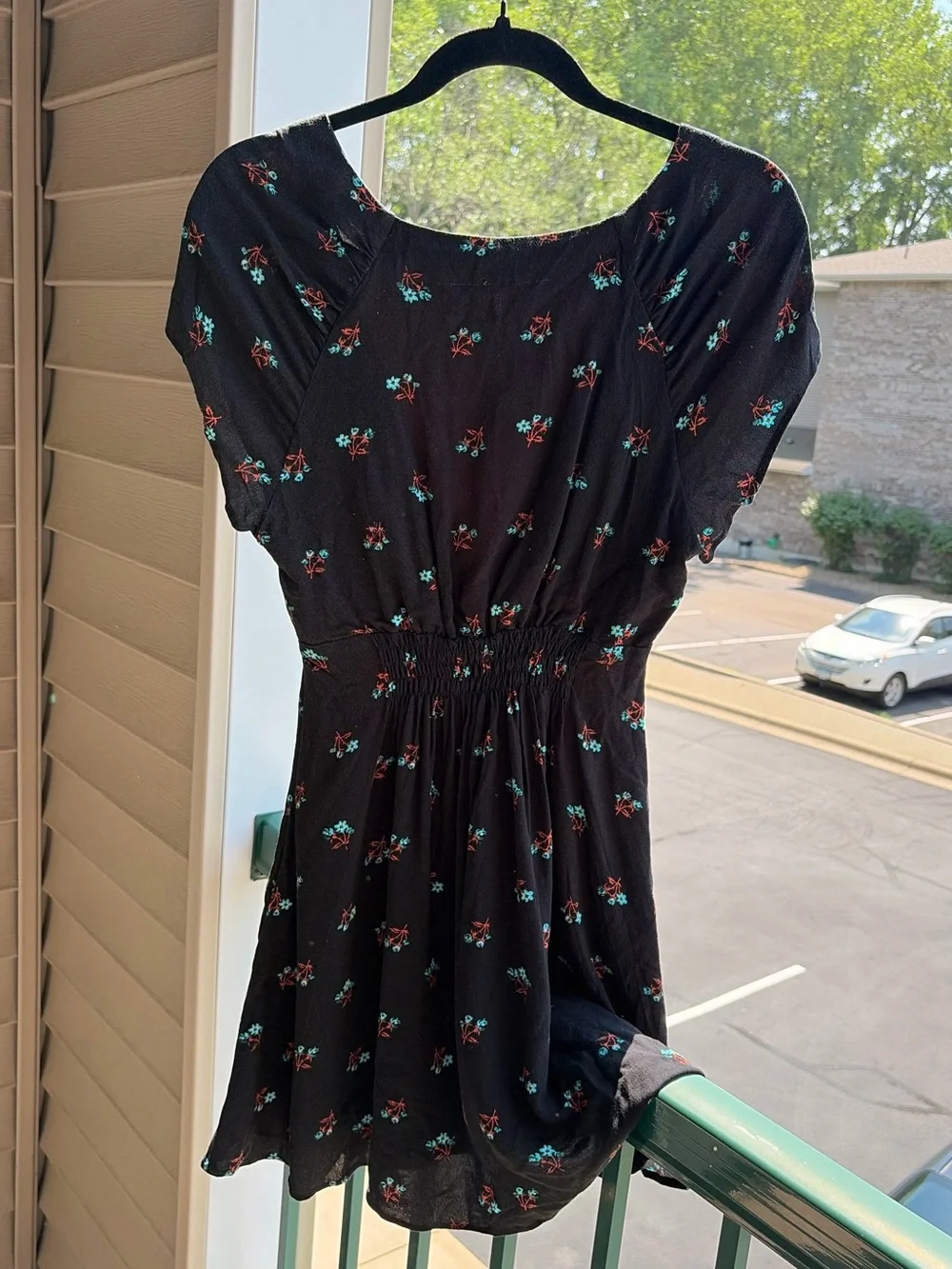 🦋✨Free People Black Floral Mini Dress Boho Babydoll 100% Viscose V Tie Size XS